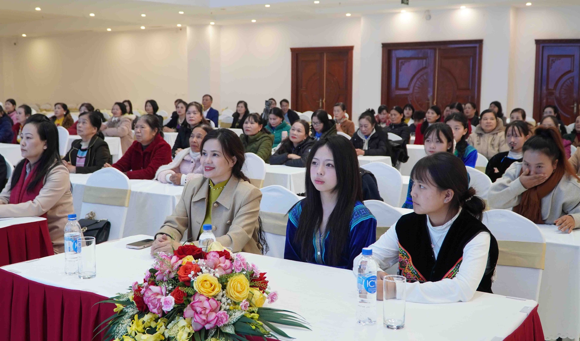 Các đại biểu, diễn viên quần chúng tham gia buổi giao lưu.