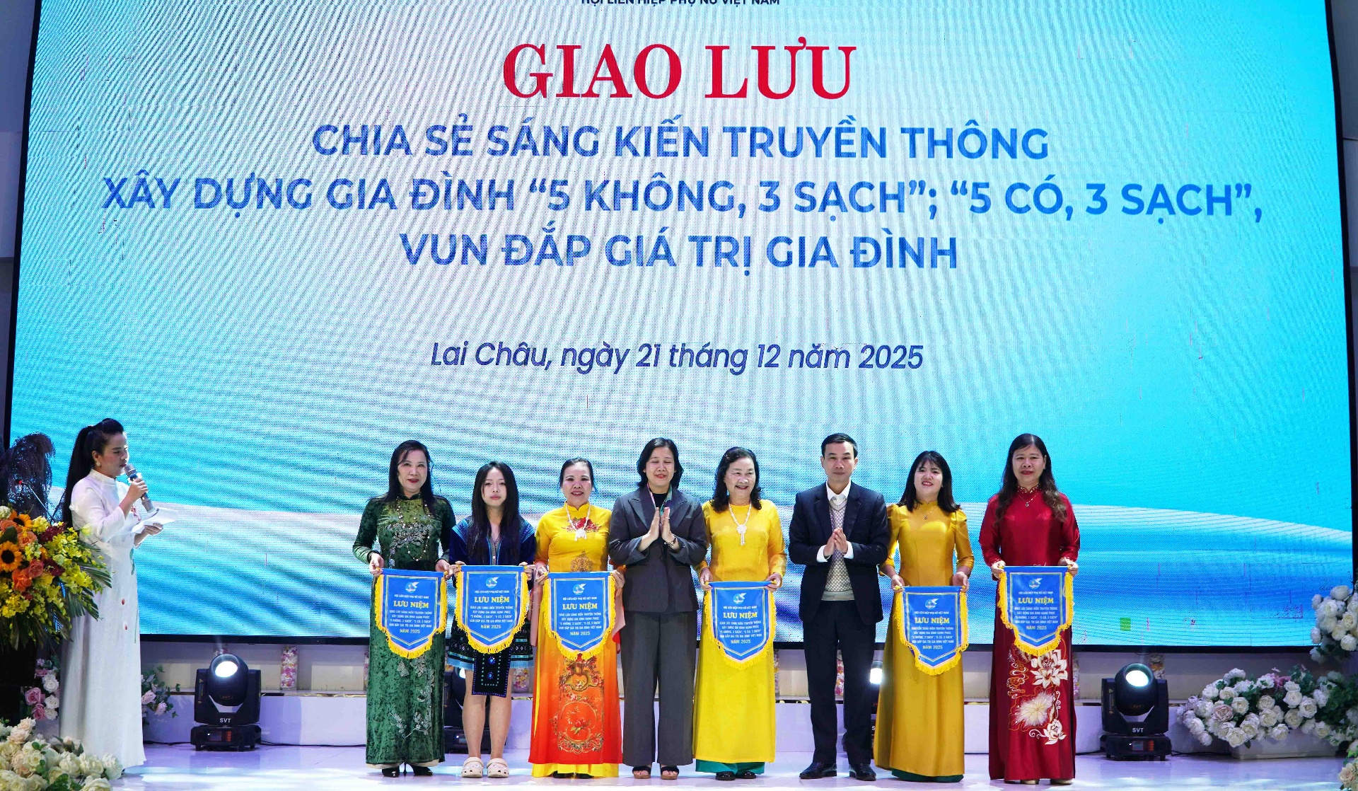 Ban tổ chức buổi giao lưu tặng cờ lưu niệm cho các đội tham gia buổi giao lưu.
