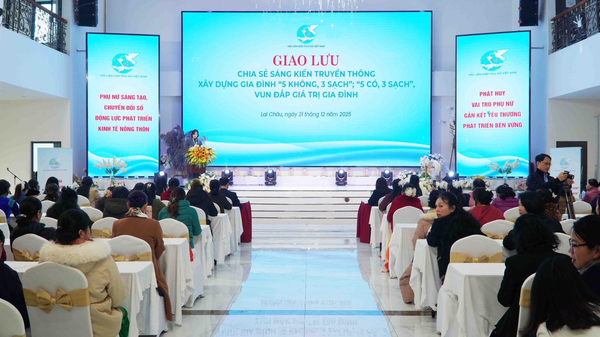 Quang cảnh buổi giao lưu.