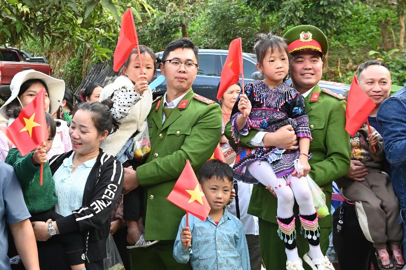 Trao cờ Tổ quốc cho người dân vùng biên Pa Tần