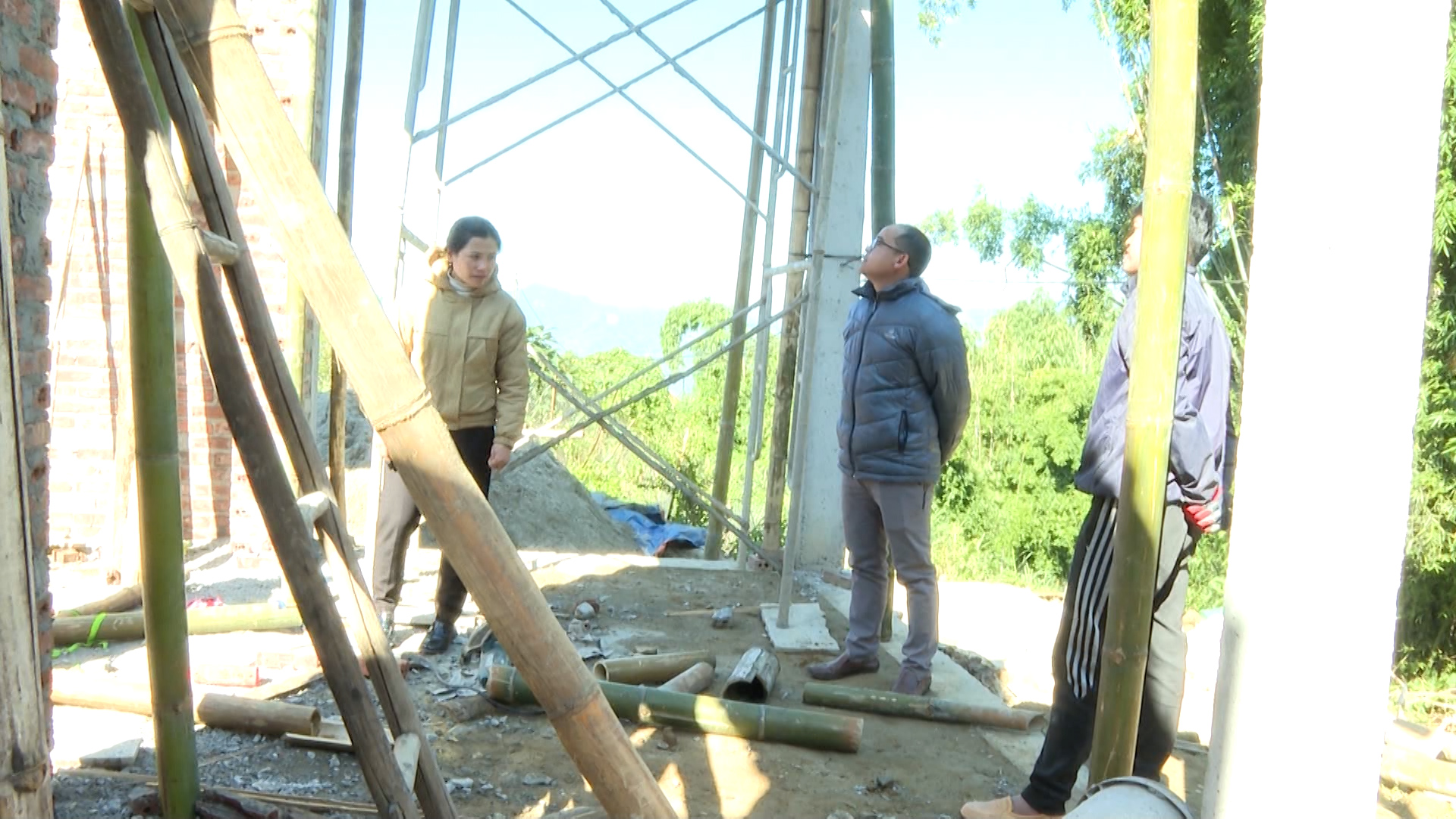 Người dân xã Dào San tích cực giám sát các dự án trên địa bàn.