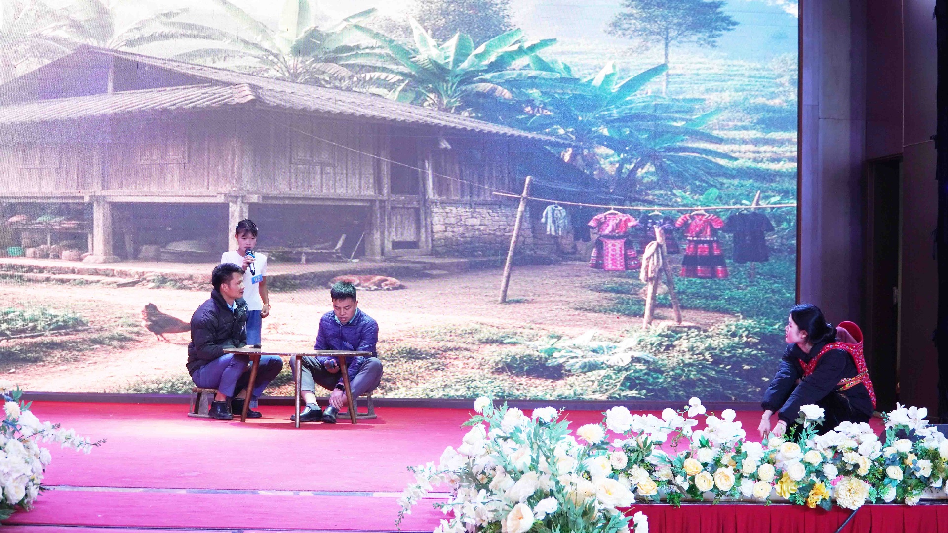 Phần thi chào hỏi của Hội LHPN xã Pu Sam Cáp ngay sau lễ khai mạc Hội thi.