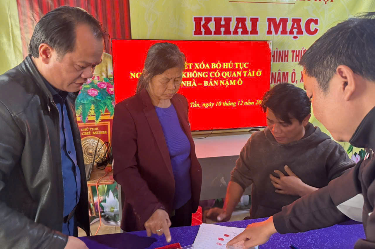 Người dân bản Nậm Ô, xã Pa Tần ký cam kết xóa bỏ hủ tục.