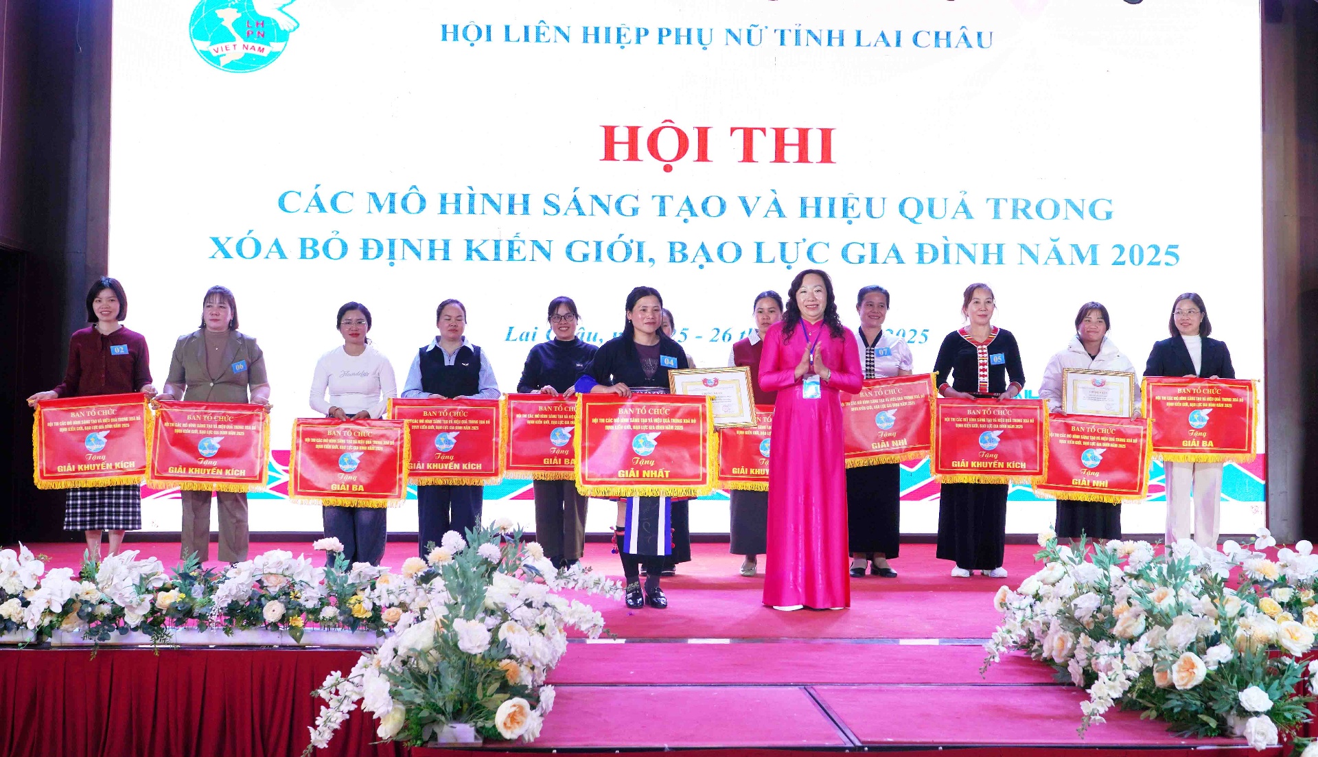 Ban tổ chức trao giải cho các đội thi xuất sắc tại Hội thi.