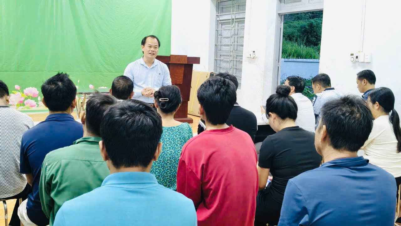 Lãnh đạo Đảng ủy xã Pa Tần trực tiếp xuống từng bản tuyên truyền, vận động người dân xóa bỏ hủ tục lạc hậu.