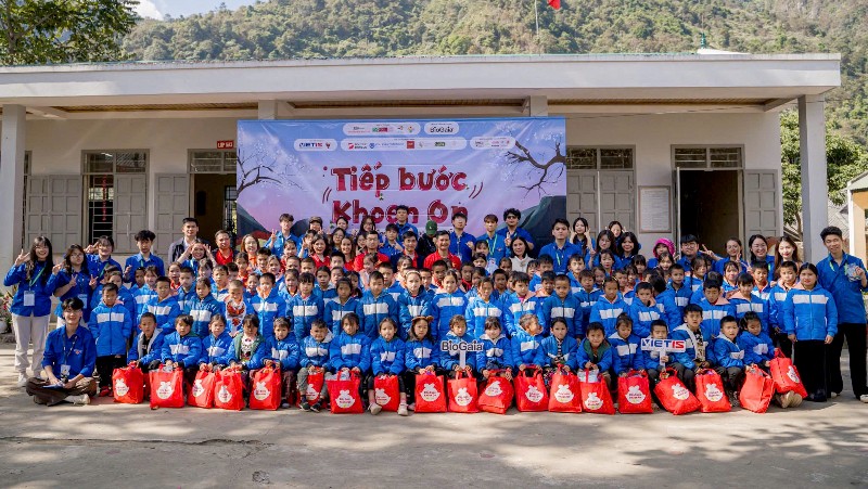 Trao hơn 1.500 suất quà đến cho học sinh, nhân dân xã Khoen On