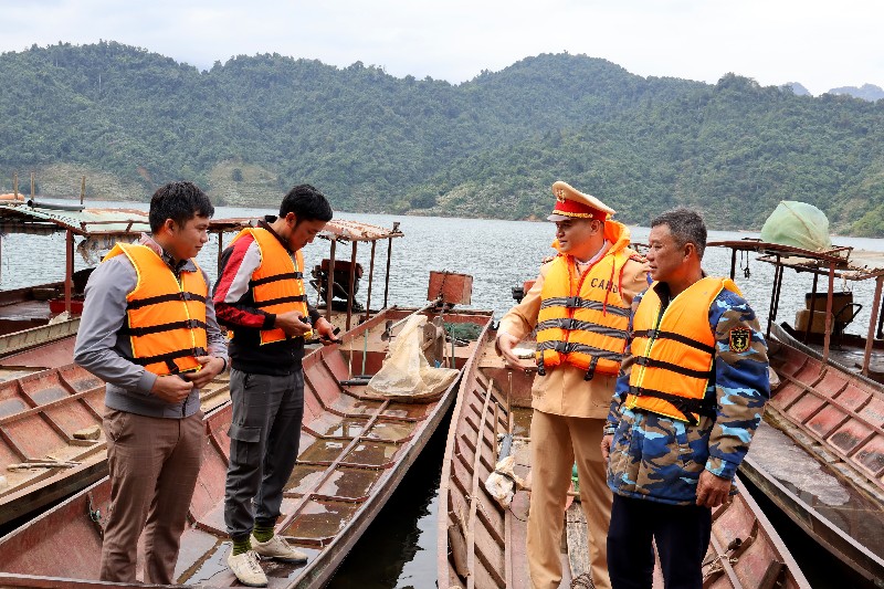 Tuyên truyền Luật Giao thông đường thủy nội địa tại xã Nậm Mạ