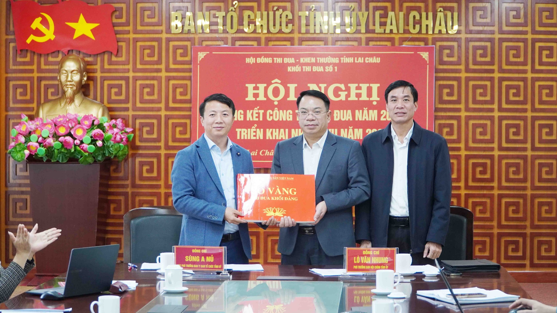 Đồng chí Sùng A Nủ bàn giao Sổ vàng thi đua Khối thi đua số 1 cho Trưởng khối và phó khối thi đúa số 1 năm 2026. 