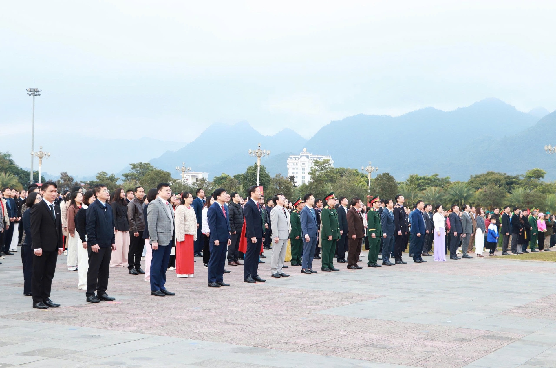 Các đại biểu tham dự Lễ chào cờ.