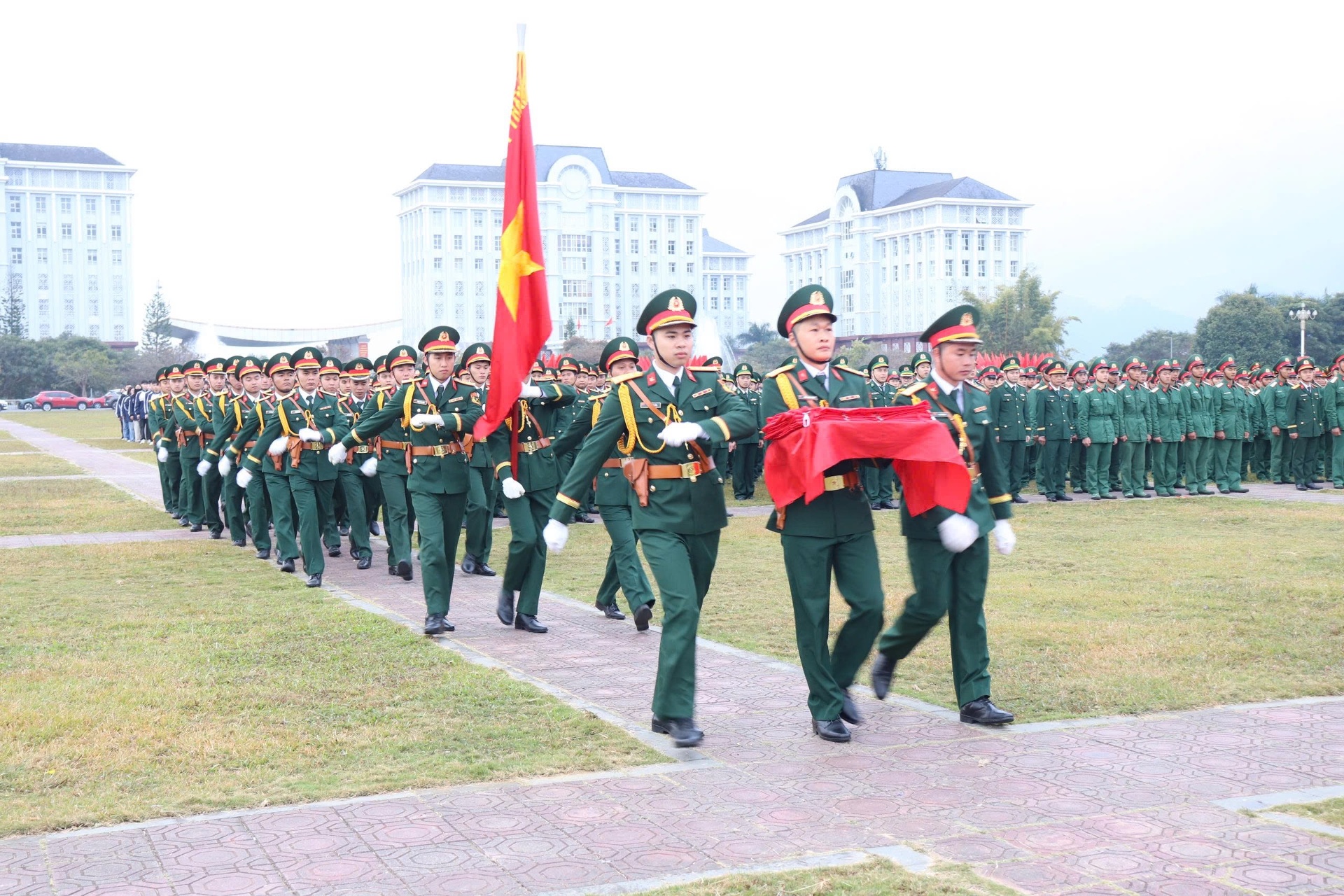 Đội nghi lễ thực hiện nghi thức rước cờ.