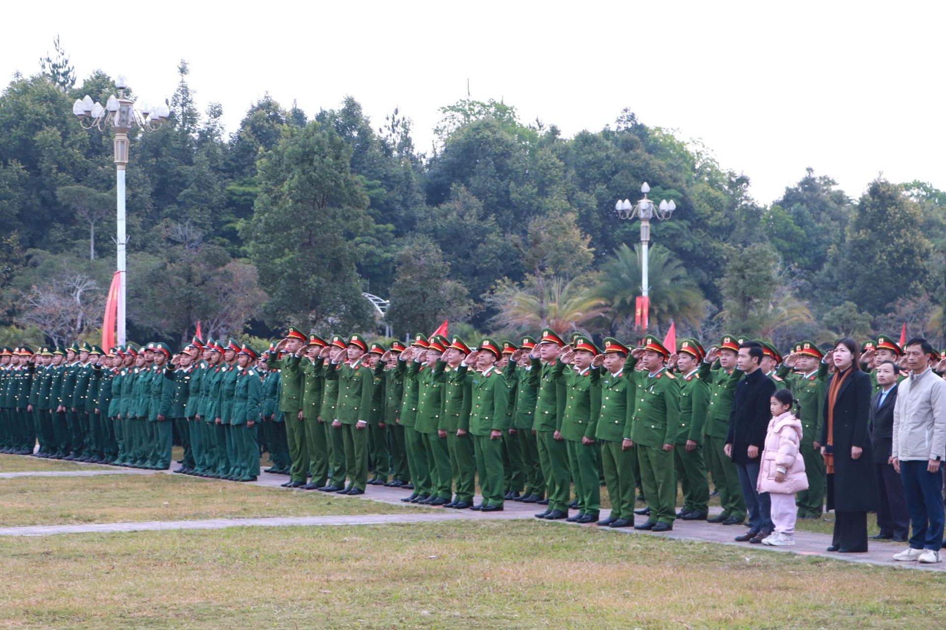 Lực lượng vũ trang tỉnh tham dự Lễ chào cờ trong không khí trang nghiêm.