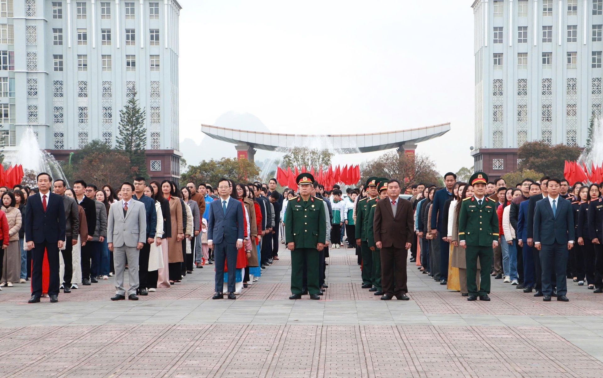 Các đồng chí lãnh đạo tỉnh tham dự Lễ Chào cờ.