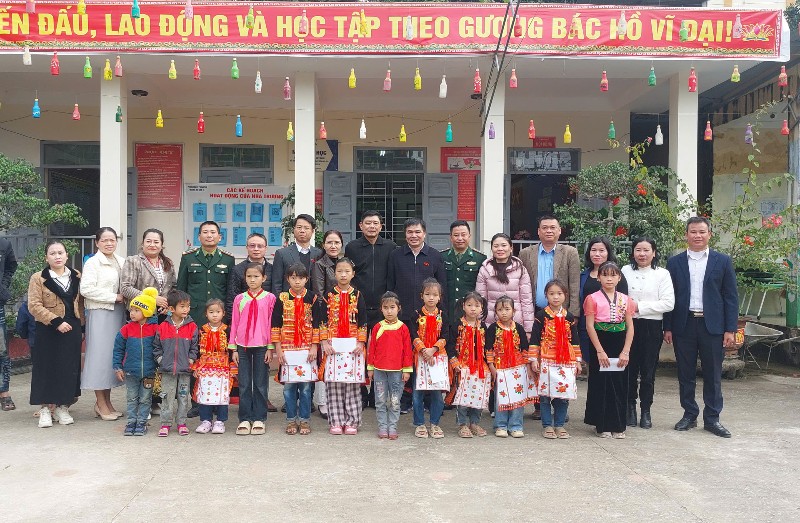 Trao quà cho 70 học sinh có hoàn cảnh khó khăn tại hai xã Tả Lèng và Sin Suối Hồ