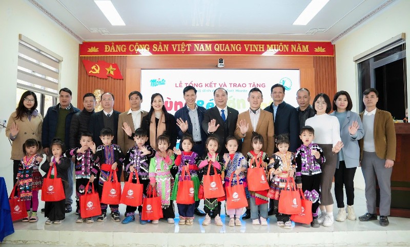 Trao tặng 14.000 sản phẩm váng sữa, sữa chua cho học sinh mầm non