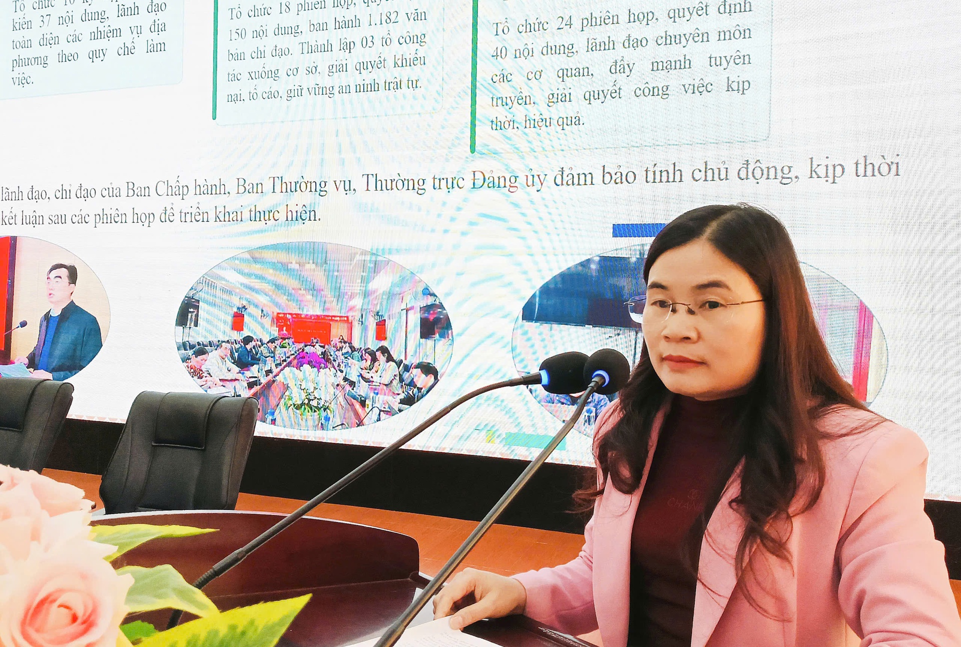 Đồng chí Lê Thị Hợp - Phó Bí thư Thường trực Đảng ủy xã trình bày báo cáo công tác xây dựng Đảng năm 2025, triển khai nhiệm vụ trọng tâm năm 2026.