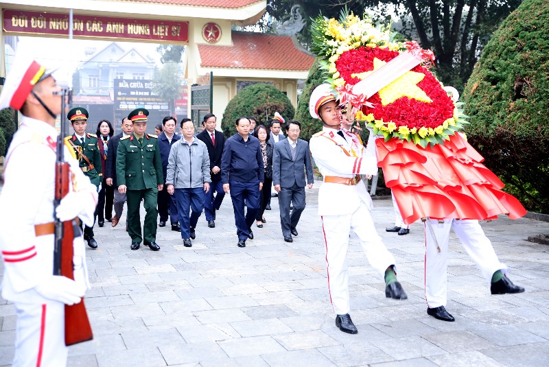 Đoàn Đại biểu Đảng bộ tỉnh dự Đại hội Đại biểu toàn quốc lần thứ XIV của Đảng viếng Nghĩa trang Liệt sĩ tỉnh