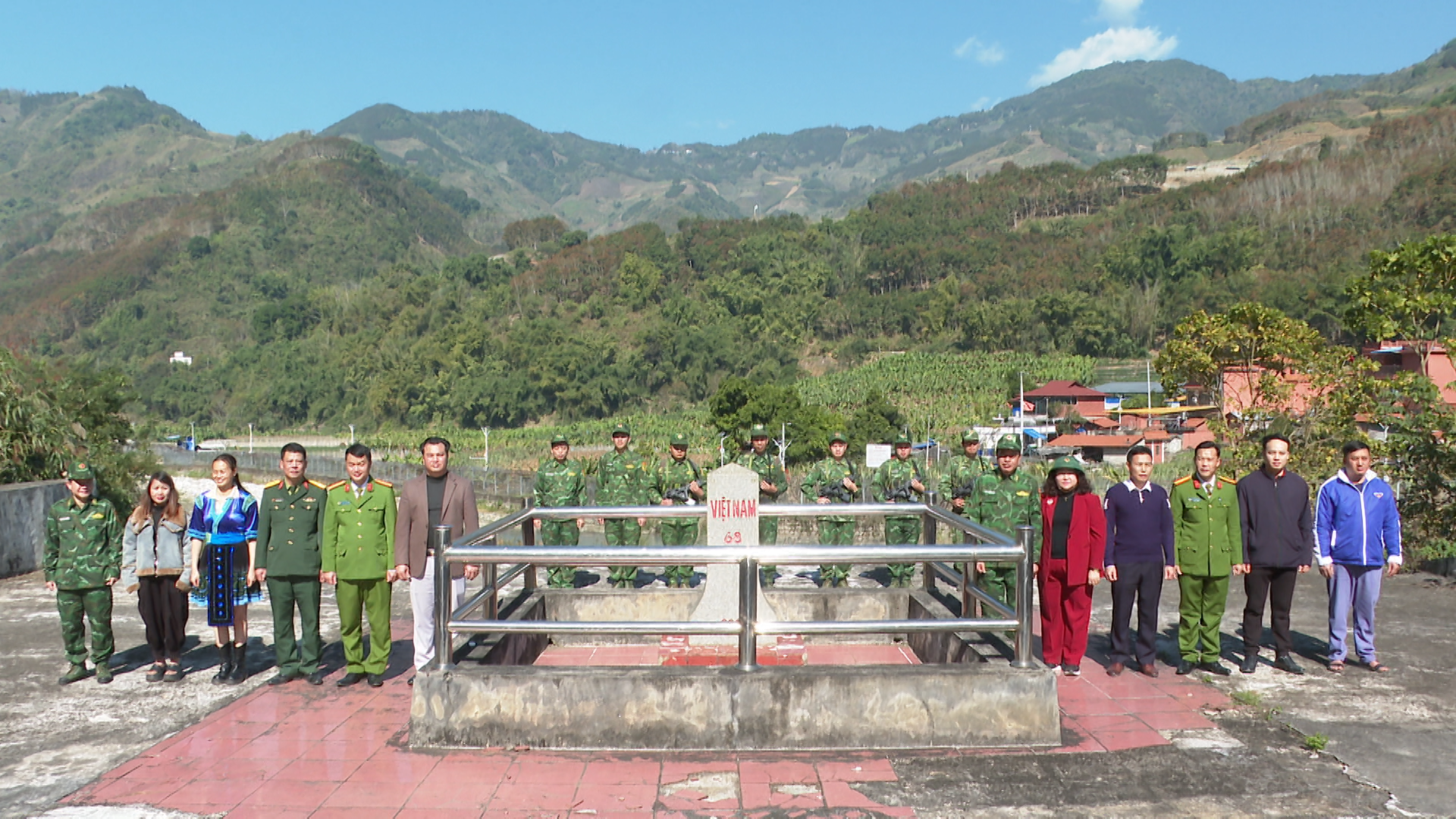 Các đại biểu tham dự Hội nghị tiến hành tuần tra đường biên, cột mốc