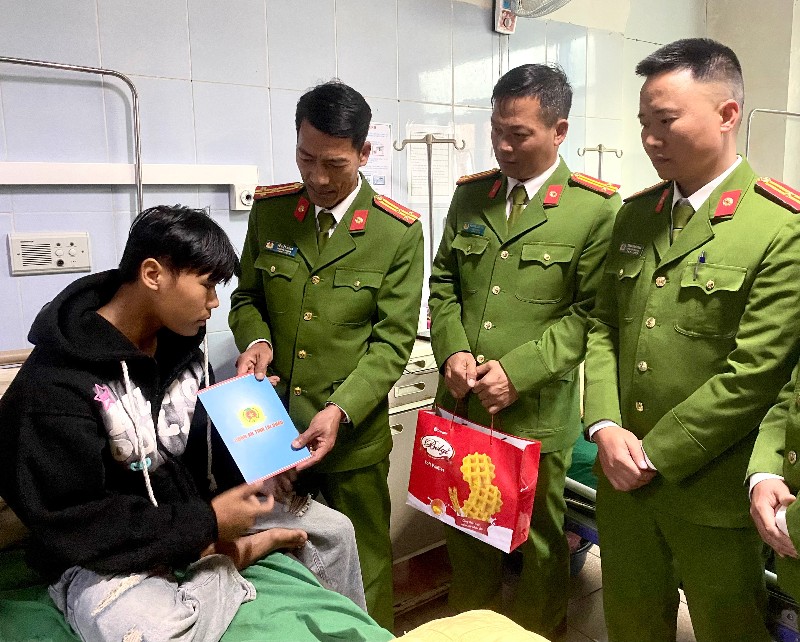 Quyên góp gần 30 triệu đồng hỗ trợ chiến sĩ mắc bệnh hiểm nghèo