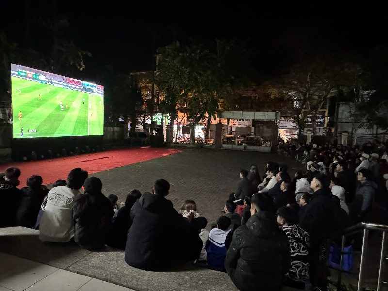 Hàng trăm người dân Lai Châu đón xem Trận bán kết U23 Châu Á 2026 giữa U23 Việt Nam và U23 Trung Quốc
