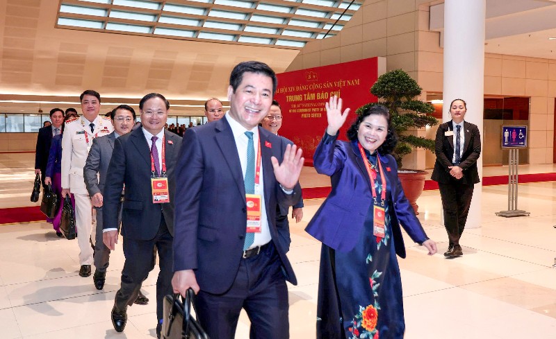 Đoàn Đại biểu tỉnh Lai Châu tham gia thảo luận tại hội trường về văn kiện Đại hội XIV