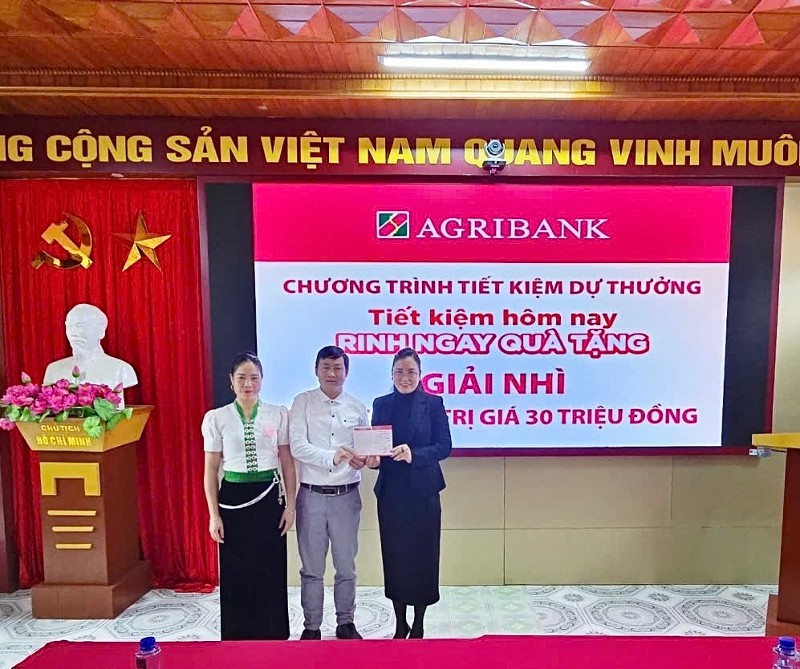 Agribank Chi nhánh Than Uyên trao thưởng 41 triệu đồng cho khách hàng may mắn