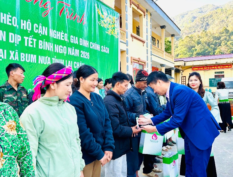  Trao 200 suất quà tết  tổng trị giá 172 triệu đồng cho hộ nghèo, gia đình chính sách