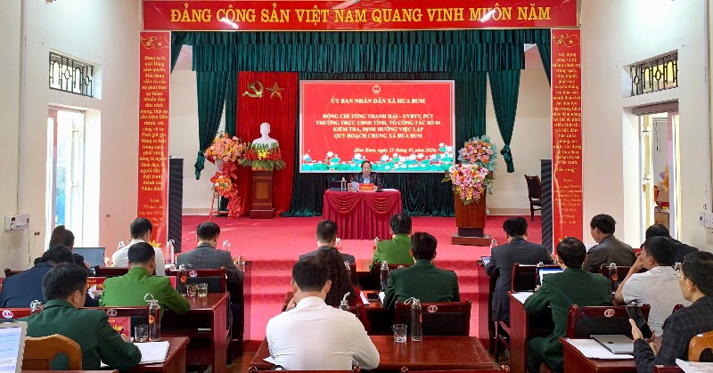 Tổ công tác số 1 của UBND tỉnh làm việc với xã Hua Bum