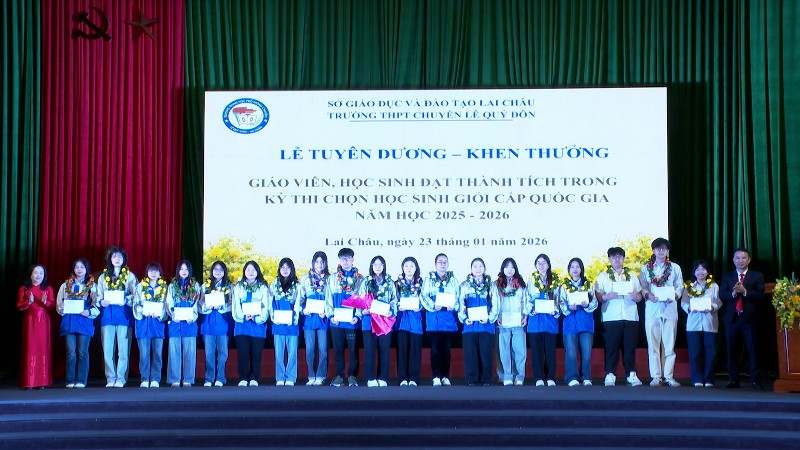Trường THPT Chuyên Lê Quý Đôn tuyên dương, khen thưởng các cá nhân đạt thành tích xuất sắc