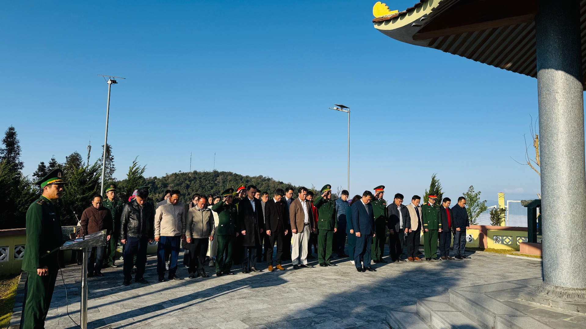 Các đại biểu dâng hương, tưởng niệm các anh hùng liệt sĩ tại nhà bia ghi tên các anh hùng liệt sỹ khu vực Dào San. 