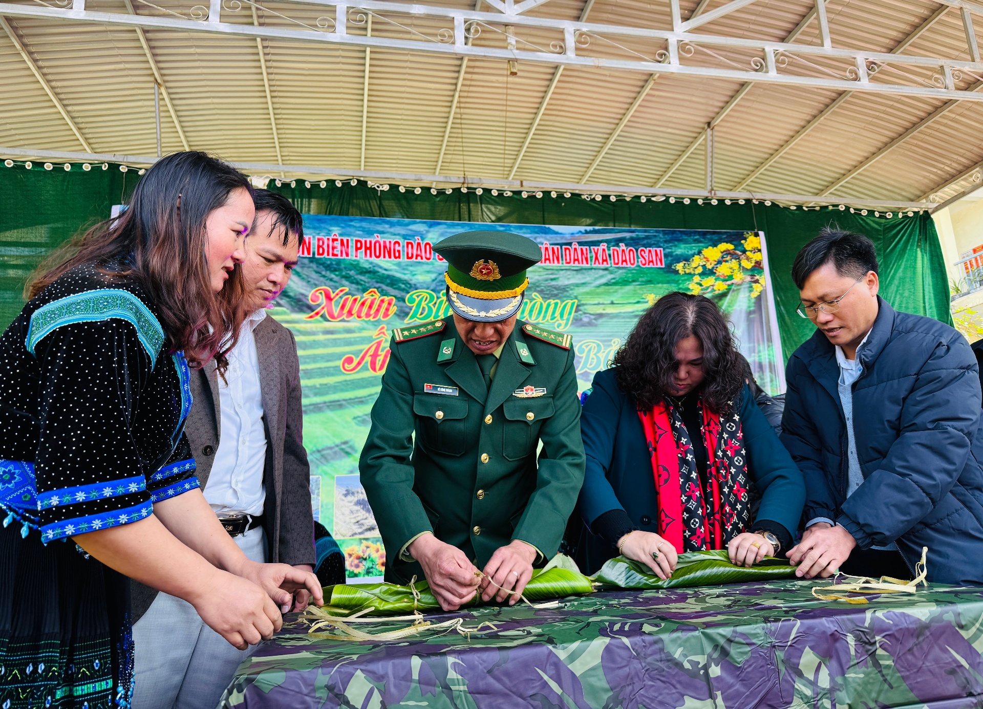 Các đại biểu tham gia gói bánh chưng xanh cùng nhân dân tại Chương trình