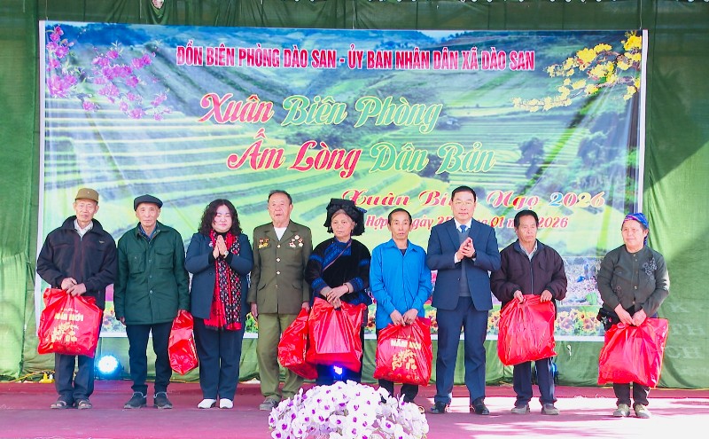 Chương trình “Xuân Biên phòng ấm lòng dân bản” tại bản Hợp II