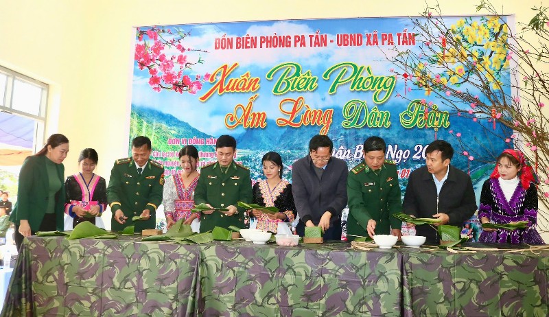 “Xuân biên phòng ấm lòng dân bản” tại bản Nậm Sảo