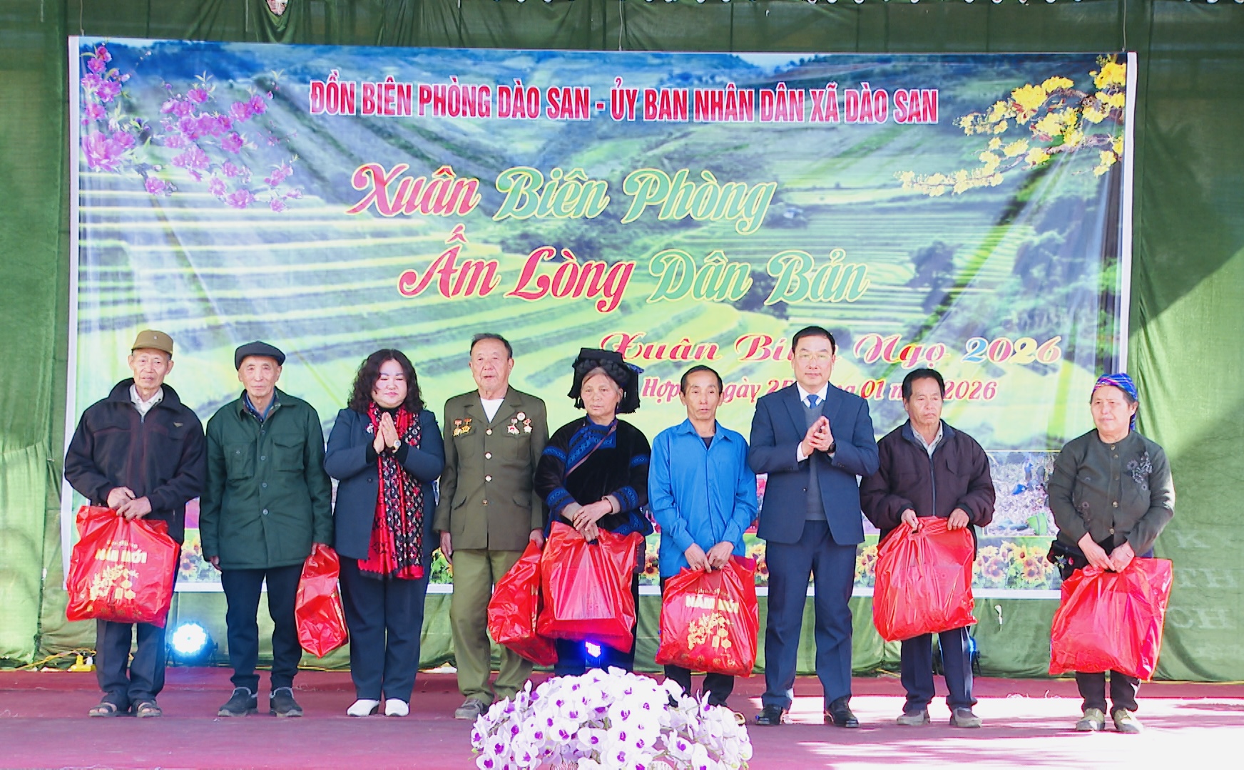 Tặng quà xuân cho nhân dân xã Dào San