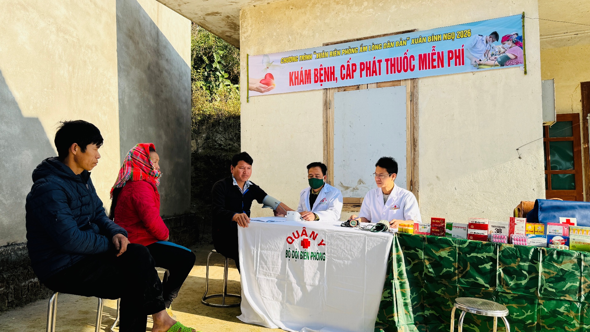 Khám bệnh, cấp phát thuốc miễn phí cho nhân dân