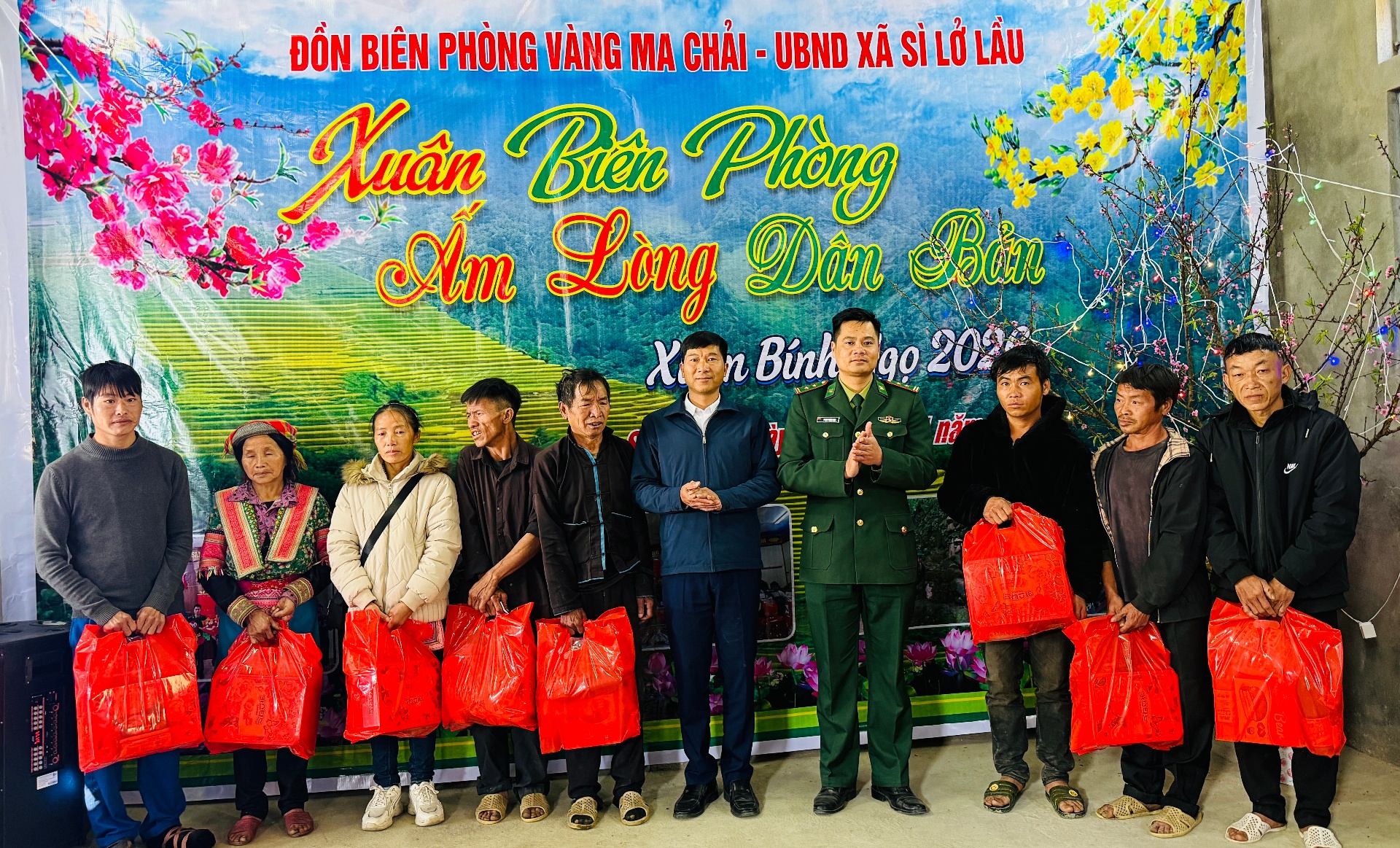 Tặng quà Tết cho hộ nghèo