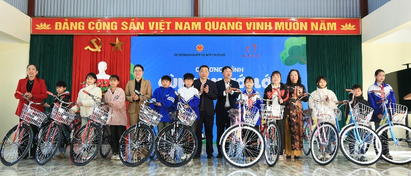  Trao tặng 100 chiếc xe đạp cho các em học sinh 