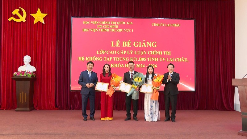 Bế giảng lớp cao cấp lý luận chính trị hệ không tập trung khóa học 2024 - 2026