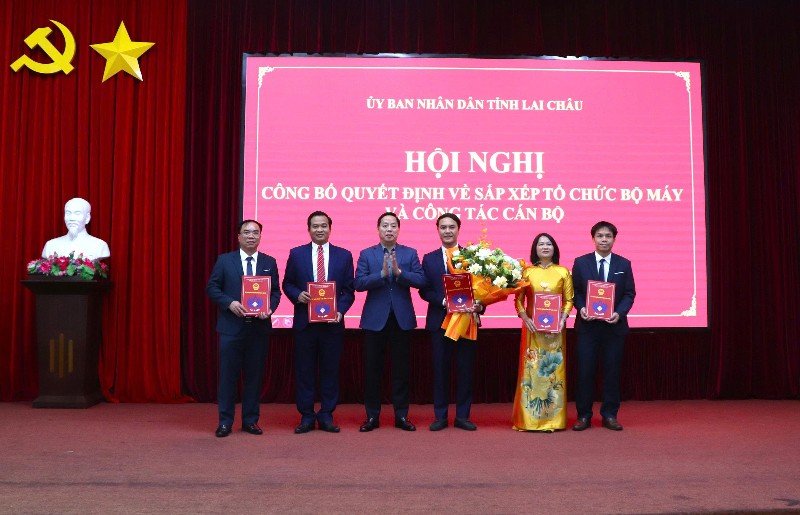 Công bố quyết định về sắp xếp tổ chức bộ máy và công tác cán bộ