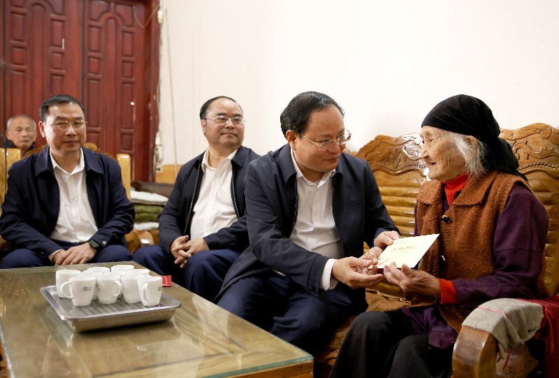 Bí thư Tỉnh uỷ Lê Minh Ngân thăm Bệnh viện Đa khoa tỉnh và tặng quà các gia đình chính sách