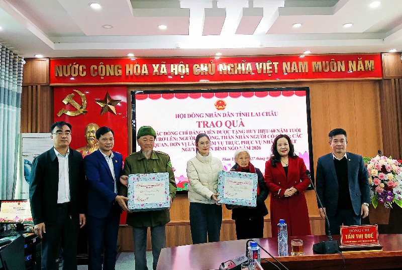 Đoàn công tác của tỉnh thăm, chúc tết xã Than Uyên và Mường Than