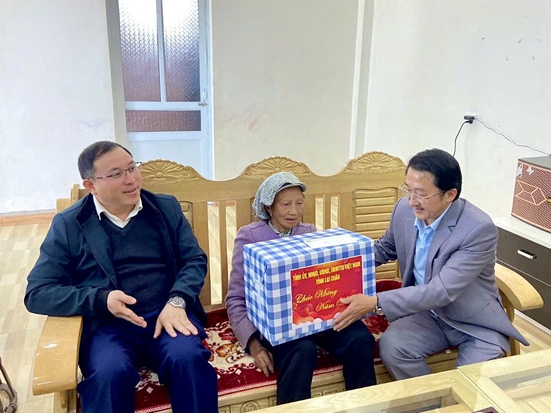 Phó Bí thư Thường trực Tỉnh ủy Sùng A Hồ thăm, tặng quà tết tại xã Tả Lèng