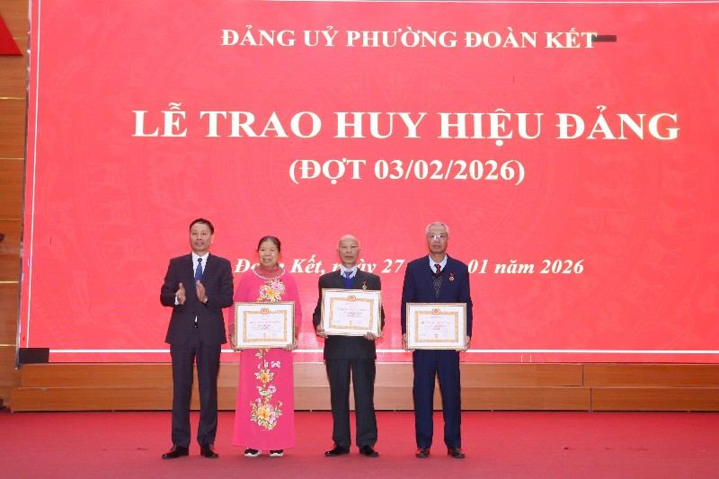 Trao Huy hiệu Đảng cho 7 đảng viên 