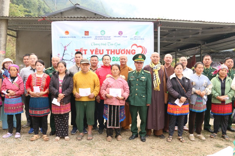 Trao hơn 1.000 suất quà cho người dân xã Pa Tần