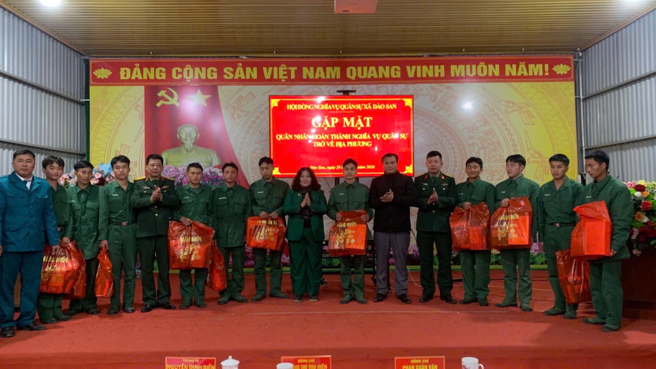 Trao quà động viên 11 quân nhân hoàn thành nghĩa vụ trở về địa phương