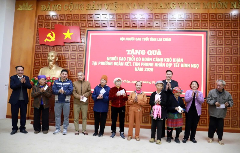 Tặng quà người cao tuổi có hoàn cảnh khó khăn