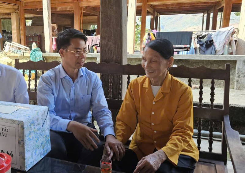 Phó trưởng đoàn chuyên trách Đoàn Đại biểu Quốc hội tỉnh Hoàng Quốc Khánh tặng quà tết tại xã Nậm Mạ