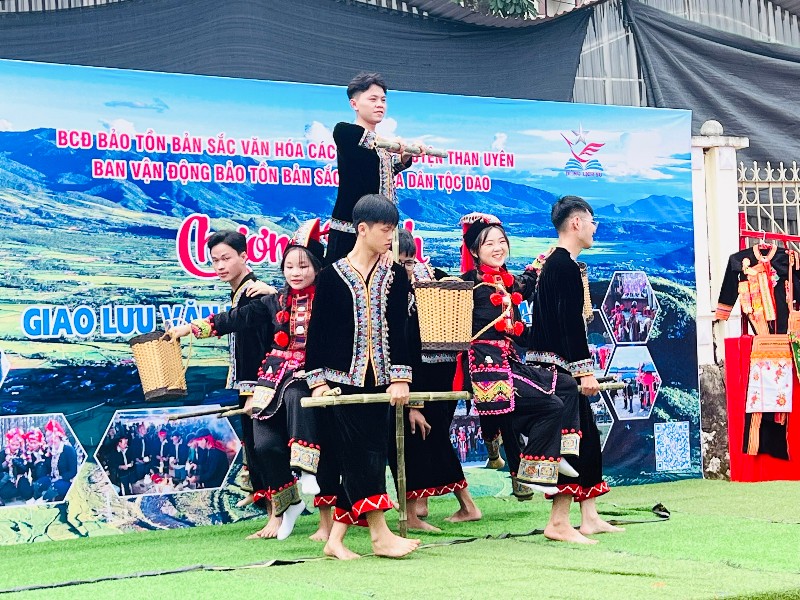 Bảo tồn, phát huy bản sắc văn hóa các dân tộc gắn với phát triển du lịch bền vững ở Lai Châu