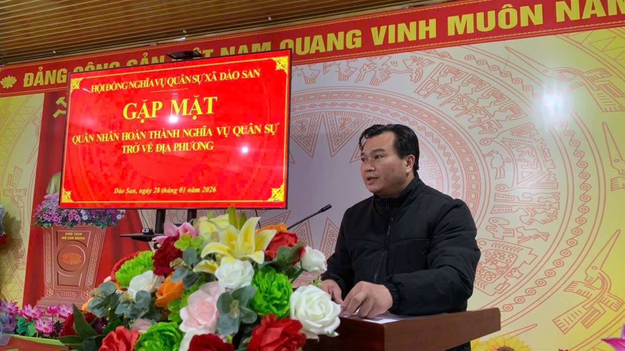 Đồng chí Phan Xuân Văn - Chủ tịch Hội đồng nghĩa vụ quân sự, Chủ tịch UBND xã Dào San phát biểu tại buổi gặp mặt