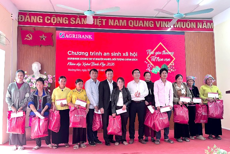 Trao 46 suất quà tết đối tượng chính sách, hộ nghèo và người cao tuổi có hoàn cảnh khó khăn