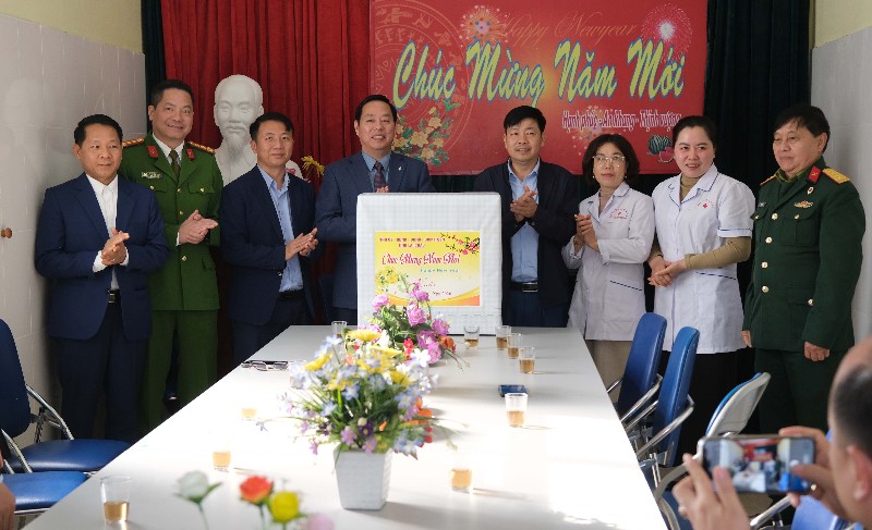 Chủ tịch UBND tỉnh thăm, tặng quà tết tại xã Bình Lư